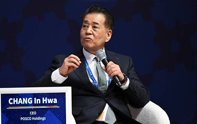 장인화 포스코그룹 회장이 30일 경북 경주예술의전당에서 열린 아시아태평양경제협력체(APEC) 정상회의 최고 경영자(CEO) 서밋에서 발언하고 있다. /연합뉴스