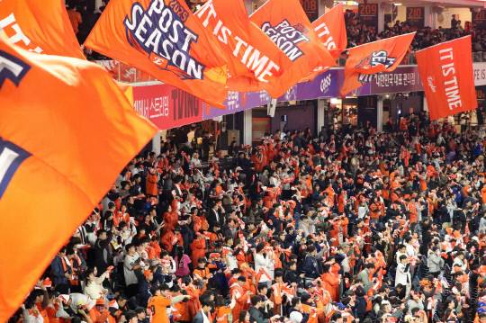 지난 30일 대전한화생명볼파크에서 '2025 신한 SOL뱅크 KBO 한국시리즈' 4차전 한화 이글스와 LG 트윈스 경기가 열린 가운데 1루 한화팬들이 승리 기원 응원을 하고 있다. 대전일보 DB