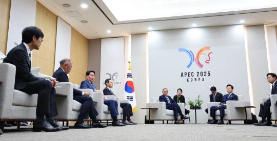 이재명 대통령이 31일 APEC 정상회의장인 경주화백컨벤션센터에서 젠슨 황 엔비디아 최고경영자를 접견하고 있다. (왼쪽부터) 이해진 네이버 이사회 의장, 정의선 현대차그룹 회장, 최태원 SK그룹 회장, 이재용 삼성전자 회장, 젠슨 황, 이 대통령, 배경훈 과학기술정보통신부 장관. 연합뉴스