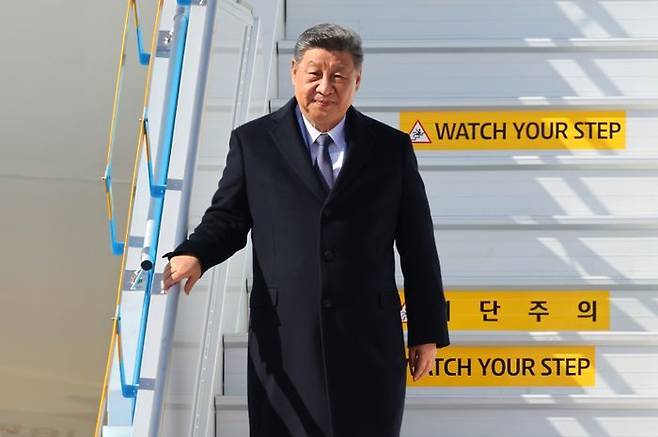 경주 APEC 정상회의 참석을 위해 국빈 방한한시진핑중국 국가주석이 30일 부산 김해국제공항에 도착해 전용기에서 내려오고 있다. ⓒ연합뉴스