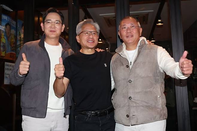 이재용 삼성전자 회장(왼쪽부터)과 젠슨 황 엔비디아 최고경영자(CEO), 정의선 현대차그룹 회장이 30일 오후 서울 강남구 삼성역 인근 깐부치킨 매장에서 치맥 회동을 마친 후 기념촬영하고 있다. ⓒ뉴시스