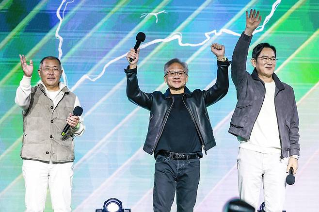 젠슨 황 엔비디아 최고경영자(CEO)와 이재용 삼성전자 회장, 정의선 현대차그룹 회장이 30일 서울 강남구 코엑스에서 열린 엔비디아 지포스 게이머 페스티벌에서 팬들에게 인사를 하고 있다. 사진공동취재