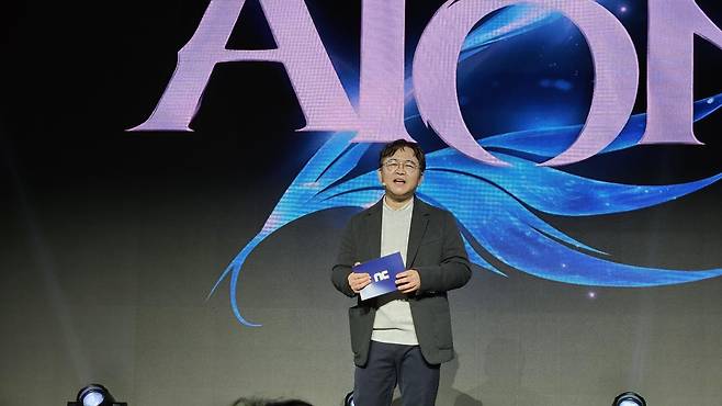 무대에서 아이온 2를 설명하는 엔씨소프트 백승욱 PD (사진=게임동아)