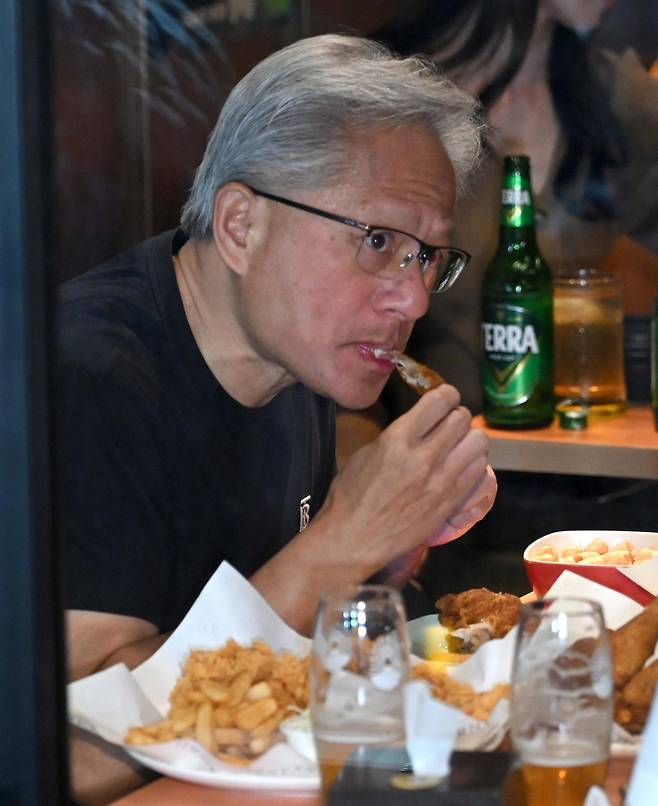 젠슨 황 엔비디아 최고경영자(CEO)가 30일 오후 서울 강남구 삼성역 인근 깐부치킨 매장에서 이재용 삼성그룹 회장, 정의선 현대차그룹 회장과 치킨 회동을 하고 있다. (공동취재) 2025.10.30/뉴스1