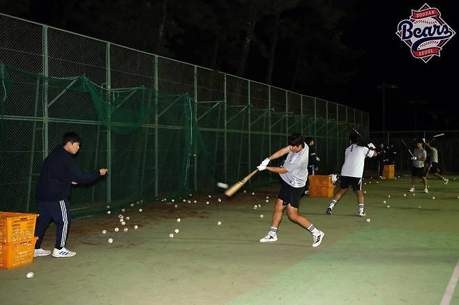 일본 미야자키 마무리 캠프에서 훈련 중인 두산 베어스 선수단. 두산 제공