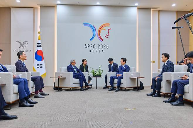 이재명 대통령이 31일 경북 경주화백컨벤션센터(HICO)에서 젠슨 황 엔비디아 최고경영자(CEO)를 접견하고 있다. 대통령실 제공