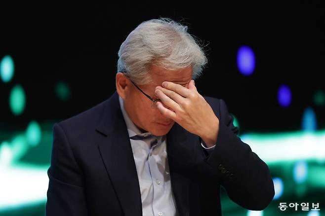 31일 황 CEO가 기자회견 도중 이마를 만지고 있다. 경주=박형기 기자 oneshot@donga.com