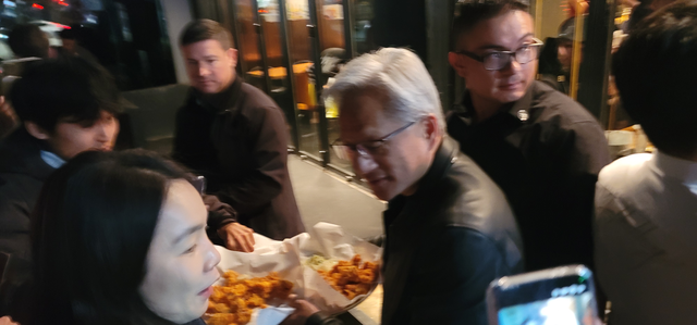 젠슨황 엔비디아 CEO가 30일 서울시 강남구 삼성동 깐부치킨을 2차로 방문해 뒷풀이를 즐기던 도중, 자신을 보러온 사람들에게 직접 쟁반을 들고 치킨을 나눠주고 있다.