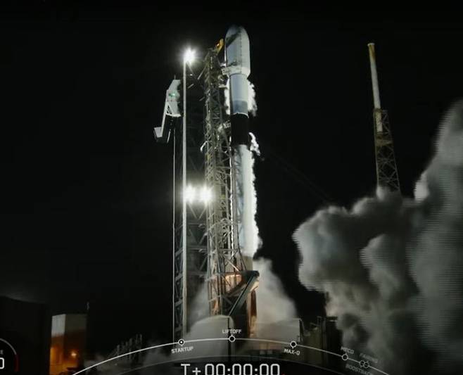 미국 플로리다주 케이프 커너베럴 우주군기지에서 지난 4월 21일(현지시간) 대한민국 정찰위성 4호기가 실린 스페이스X사의 팰컨-9 발사체가 발사되고 있다. 스페이스X 제공