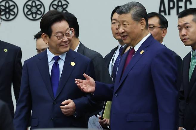 APEC 세션1 이재명 대통령 시진핑 주석 대화 (경주=연합뉴스) 특별취재단 = 이재명 대통령이 31일 경주화백컨벤션센터(HICO)에서 열린 2025 아시아태평양경제협력체(APEC) 정상회의 제1세션에서 시진핑 중국 국가주석과 대화하고 있다.