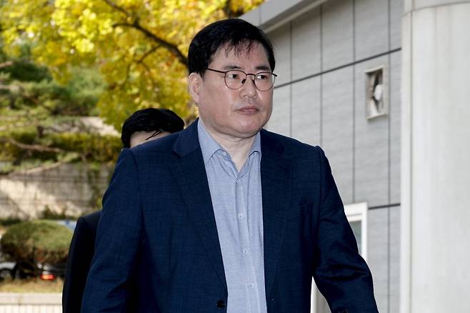 대장동 개발 비리 의혹으로 재판에 넘겨진 유동규 전 성남도시개발공사 기획본부장이 31일 서울 서초구 중앙지법에서 열린 1심 선고공판에 출석하고 있다. 뉴스1