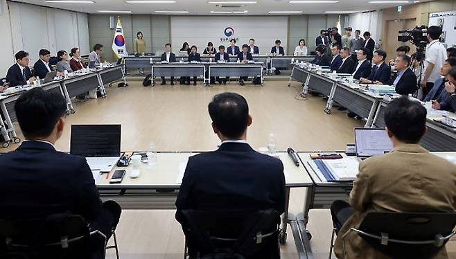 홍창남 국정기획위원회 사회2분과위원장이 지난 20일 경기 정부과천청사 방송통신위원회에서 열린 국정기획위원회 업무보고에서 발언하고 있다.(사진=저작권자(c) 연합뉴스, 무단 전재-재배포 금지)