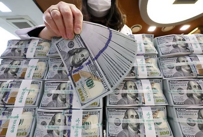 기획재정부는 27일 14억 유로(16억 달러·2조 2000억 원 상당) 규모의 유로화 표시 외국환평형기금채권(외평채) 발행에 성공했다고 밝혔다. 사진은 서울 중구 하나은행 위변조 대응센터 모습. (ⓒ연합뉴스, 무단 전재-재배포 금지)