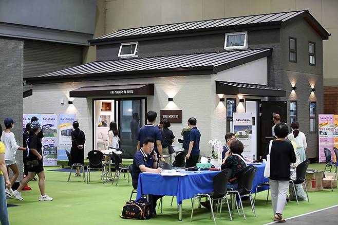 경기도 고양시 일산서구 킨텍스에서 열린 MBC건축박람회에 모듈러 주택이 전시돼 있다. 2023.8.17 (ⓒ뉴스1, 무단 전재-재배포 금지)