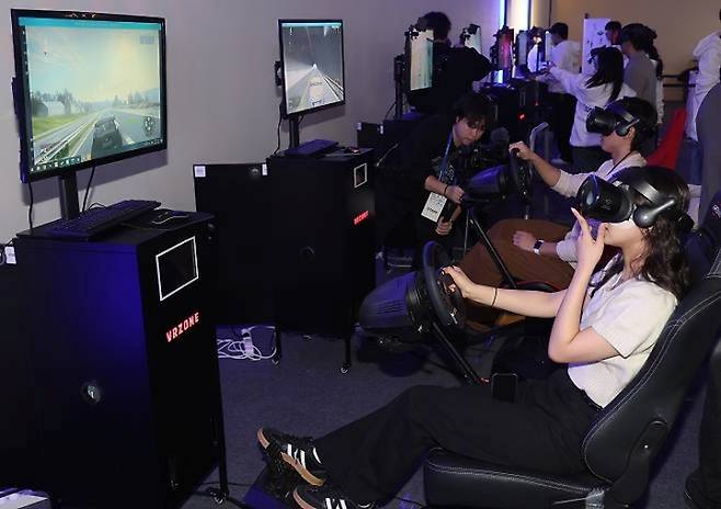 부산 해운대구 벡스코 컨벤션홀에서 첨단산업 특성화대학을 위한 축제인 '유니위크(Uni-week)'가 열려 참가 학생들이 VR 게임 체험하고 있다.2024.12.26(사진=저작권자(c) 연합뉴스, 무단 전재-재배포 금지)