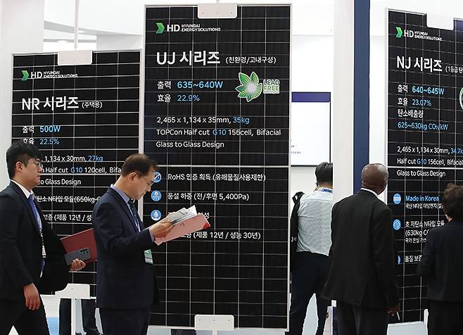 대구 북구 엑스코(EXCO)에서 개막한 '2025 국제그린에너지엑스포'를 찾은 관람객이 태양광(photovoltaics·PV) 모듈을 살펴보고 있다. 2025.4.23 (ⓒ뉴스1, 무단 전재-재배포 금지)