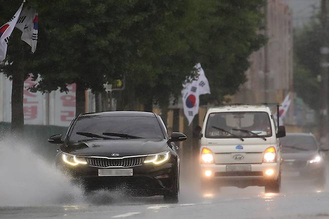 전국에 많은 장맛비가 쏟아진 가운데 경북 안동시 강남동 한 도로에서 차량이 물보라를 일으키며 달리고 있다. 2023.7.14 (ⓒ뉴스1, 무단 전재-재배포 금지)