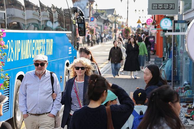 아시아태평양경제협력체(APEC) 정상회의가 공식 개막한 31일 경북 경주 황리단길이 관광객으로 붐비고 있다. 최현수 기자 emd@hani.co.kr