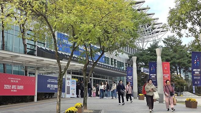 31일 경주역 앞이 외국인 관광객들로 북적이고 있다. 김규현 기자