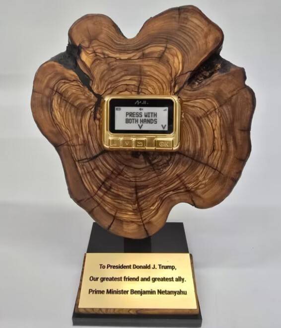 베냐민 네타냐후 이스라엘 총리가 2월4일 도널드 트럼프 미국 대통령에게 선물한 황금 삐삐의 모습. 시엔엔 홈페이지 갈무