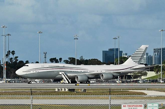 지난 2월15일 미국 플로리다 팜비치 국제공항 활주로에 주기 중인 카타르 보잉 747 항공기의 모습. 팜비치/AFP 연합뉴스