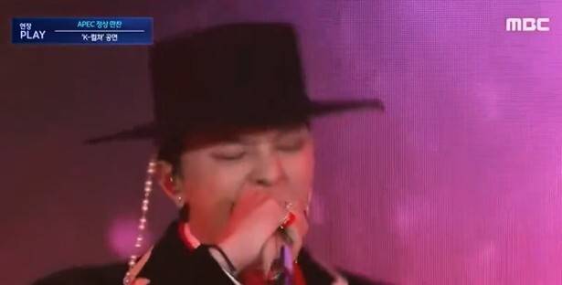 가수 지드래곤이 31일 경북 경주시 라한셀렉트호텔에서 열린 2025 아시아태평양경제협력체(APEC) 정상회의 환영 만찬에서 갓을 쓰고 공연을 펼치고 있다. 유튜브 갈무리