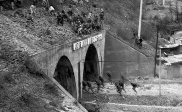 1980년 4월22일, 사북광업소로 통하는 유일한 통로인 안경다리에서 광부들과 진압경찰이 투석전을 벌이는 모습. 엣나인필름 제공