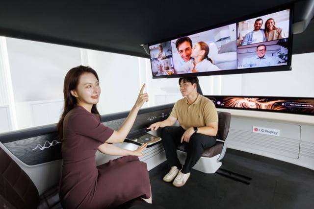 LG디스플레이가 선보인 차량용 OLED가 탑재된 콕핏.