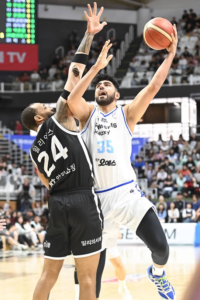 서울 삼성 외국인 선수 케렘 칸터가 지난 9일 수원 KT전에서 골밑을 파고들고 있다. KBL 제공