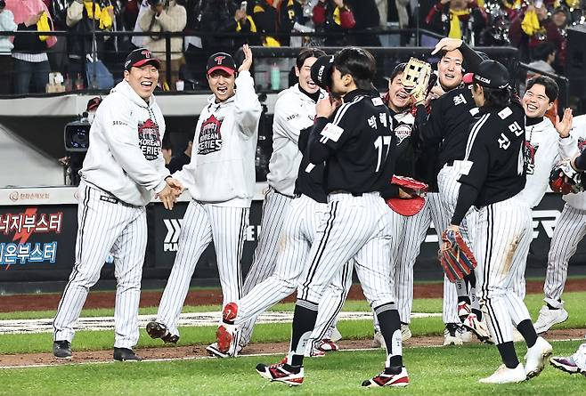 <yonhap photo-7147="">30일 대전한화생명볼파크에서 열린 2025 프로야구 KBO리그 포스트시즌 한국시리즈 4차전 LG 트윈스와 한화 이글스의 경기. 7-4로 역전 승리한 LG의 김현수와 선수들이 승리를 자축하고 있다. <저작권자 ⓒ 1980-2025 ㈜연합뉴스. 무단 전재 재배포 금지, AI 학습 및 활용 금지></yonhap>