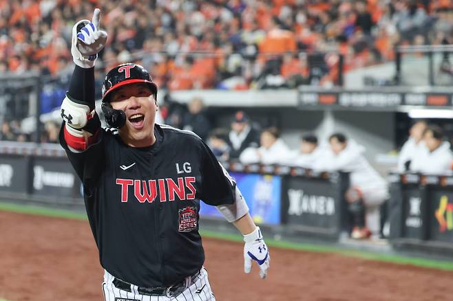 <yonhap photo-7257="">29일 대전한화생명볼파크에서 열린 2025 프로야구 KBO리그 포스트시즌 한국시리즈 3차전 LG 트윈스와 한화 이글스의 경기. 4회초 1사 주자 없는 상황 LG 김현수가 솔로 홈런을 친 뒤 홈으로 들어오며 포효하고 있다. <저작권자 ⓒ 1980-2025 ㈜연합뉴스. 무단 전재 재배포 금지, AI 학습 및 활용 금지></yonhap>