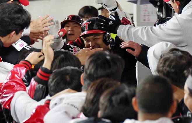 <yonhap photo-7233=""> 축하받는 박동원 (대전=연합뉴스) 김준범 기자 = 30일 대전한화생명볼파크에서 열린 2025 프로야구 KBO리그 포스트시즌 한국시리즈 4차전 LG 트윈스와 한화 이글스의 경기. 9회초 무사 2루 때 2점 홈런을 친 LG 박동원이 동료들의 축하를 받고 있다. 2025.10.30 psykims@yna.co.kr/2025-10-30 22:22:26/ <저작권자 ⓒ 1980-2025 ㈜연합뉴스. 무단 전재 재배포 금지, AI 학습 및 활용 금지></yonhap>