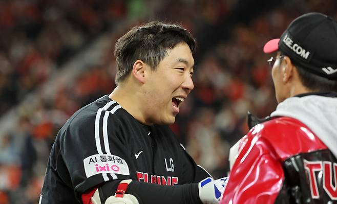 <yonhap photo-5476="">(대전=연합뉴스) 김준범 기자 = 31일 대전한화생명볼파크에서 열린 2025 프로야구 KBO리그 포스트시즌 한국시리즈 5차전 LG 트윈스와 한화 이글스의 경기. 8회초 무사 1루 때 안타를 치고 출루한 LG 김현수가 대주자로 교체되며 밝은 표정을 짓고 있다. <저작권자 ⓒ 1980-2025 ㈜연합뉴스. 무단 전재 재배포 금지, AI 학습 및 활용 금지></yonhap>