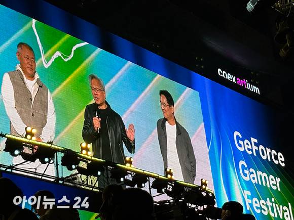 정의선 현대자동차그룹 회장(왼쪽부터), 젠슨 황 엔비디아 최고경영자, 이재용 삼성전자 회장이 지난 30일 서울 강남구 '깐부치킨'에서 치맥회동을 끝낸 뒤 나란히 엔비디아의 25주년 게임 페스티벌 '지포스'에 참석했다. [사진=권서아 기자]