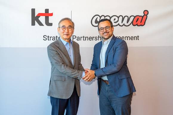 김영섭 KT 대표(왼쪽)와 조 모우라 크루AI CEO가 24일 미국 샌프란시스코에서 대한민국 AI 에이전트 생태계 혁신을 위한 전략적 파트너십을 체결하고 기념 사진을 촬영하고 있다. [사진=KT]