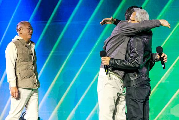 젠슨 황 엔비디아 최고경영자와 이재용 삼성전자 회장, 정의선 현대차그룹 회장이 30일 서울 코엑스에서 열린 엔비디아의 그래픽카드(GPU) '지포스' 출시 25주년 행사에 참석해 있다. 2025.10.3 [사진=공동취재/연합뉴스]