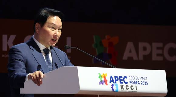 최태원 대한상공회의소 회장이 31일 경북 경주 예술의전당에서 열린 아시아태평양경제협력체(APEC) 최고경영자(CEO) 서밋 폐회식 및 인계식에서 폐회사를 하고 있다. [사진=연합뉴스]