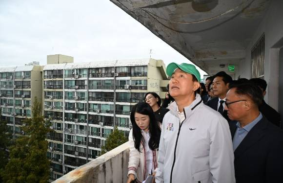 오세훈 서울시장이 지난달 13일 오전 서울 강남구 대치은마아파트 재건축 현장을 점검하고 있다. [사진=서울시 ]