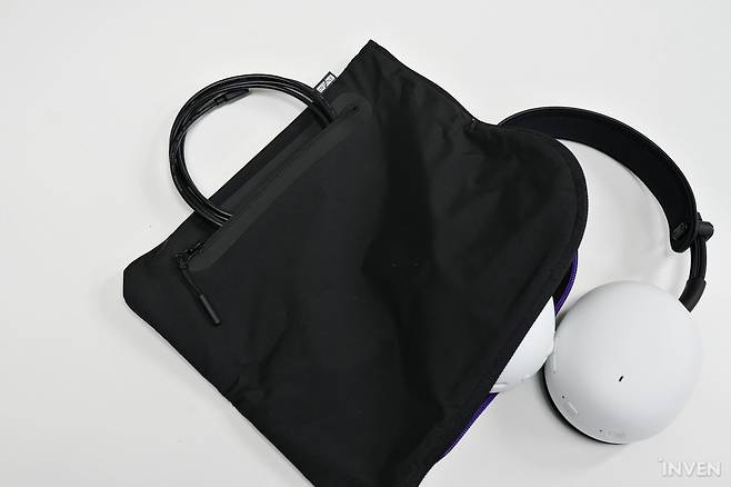 ▲ 큰 지퍼 쪽에는 헤드셋을, 작은 지퍼 쪽에는 케이블과 동글을 넣어 다닐 수 있겠다