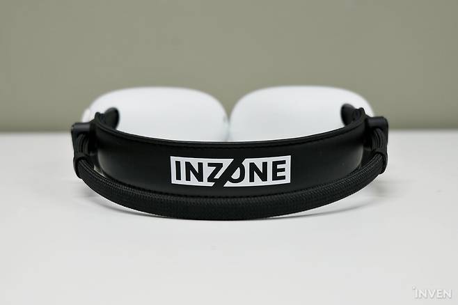 ▲ 여태 본 헤드셋 헤드밴드 중 가장 독특하게 생겼다