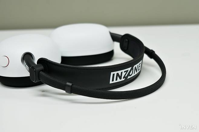 ▲ 이중 구조를 채택하여 머리에 닿는 밴드 쪽의 압박을 줄여준다