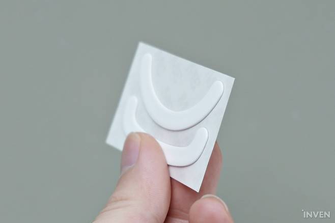 ▲ 마우스 피트의 두꺼운 두께가 안정적인 사용감을 전달해 주는 것 같다