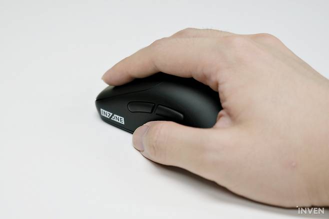 ▲ 잡아보니 왜 팬들 사이에서 인기가 많은지 알 것 같은 그립감