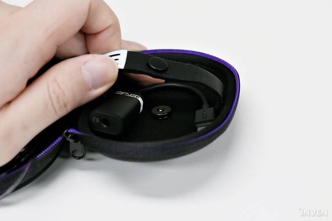 ▲ 가운데가 자석으로 되어 있어 고정하여 보관하기 편리하다