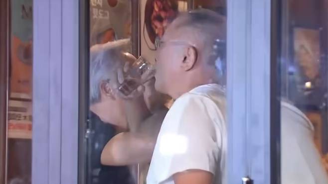 어제(30일) 삼성동의 한 치킨집에서 이재용 삼성전자 회장, 정의선 현대차그룹 회장과 러브샷을 하는 젠슨 황 엔비디아 최고경영자 (사진, SBS 유튜브)