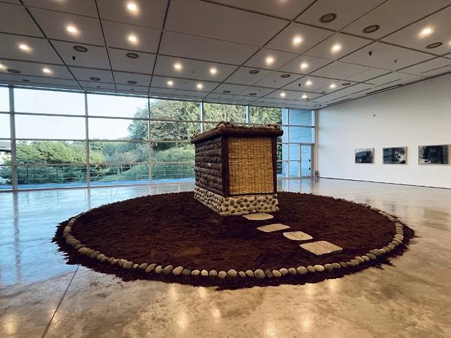 허윤희 作 ‘관집’, Wood, stone, sand, cement, 200×130×260cm, 2025. 대구미술관 제공