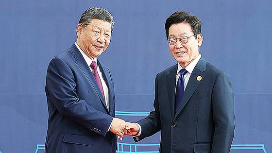 이재명 대통령이 31일 경주화백컨벤션센터(HICO)에서 열린 2025 아시아태평양경제협력체(APEC) 정상회의에 참석한 시진핑 중국 국가주석을 맞이하고 있다. 연합뉴스.