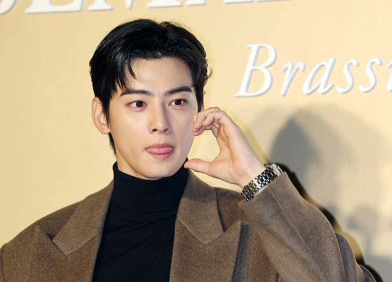 가수 겸 배우 차은우가 22일 오후 서울 성동구 성수동에서 열린 스위스 고급 시계 브랜드 오데마 피게 AP 플래그십 그랜드 오프닝 행사에 참석해 포즈를 취하고 있다. 뉴스1