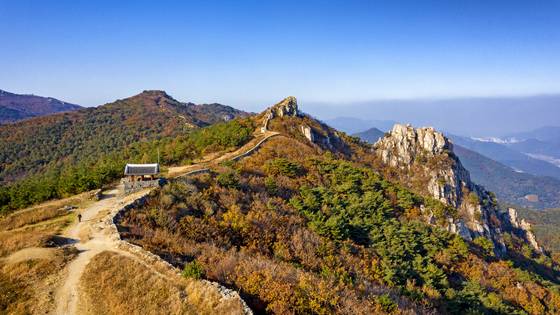 부산 금정구에 위치한 금정산 원효봉의 모습. 사진 부산시