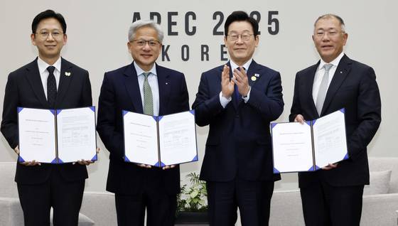 이재명 대통령이 31일 APEC 정상회의장인 경주화백컨벤션센터에서 젠슨황 엔비디아 최고경영자 접견에 앞서 국내 피지컬 AI 역량 고도화를 위한 양해각서(MOU) 체결을 기념하는 사진을 찍고 있다. 왼쪽부터 배경훈 과학기술정보통신부 장관, 젠슨황 엔비디아 최고경영자, 이대통령, 정의선 현대차그룹 회장. 대통령실사진기자단